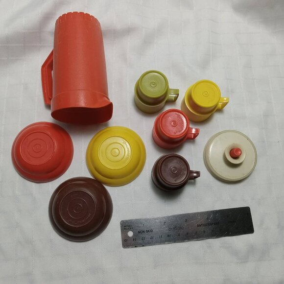 Set of vintage Tupperware cups, bowls, plate, and pitcher children's set - Picture 3 of 3